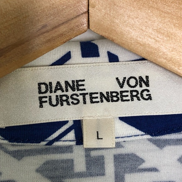 Diane von Furstenberg Chick blue/white graphic print twisted front Jersey dress - Picture 5 of 10
